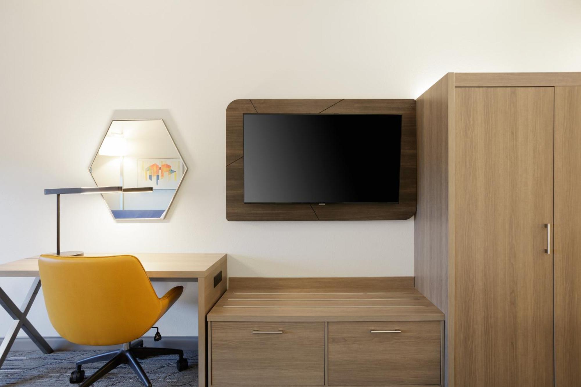 Express & By Ihg 2* Brady